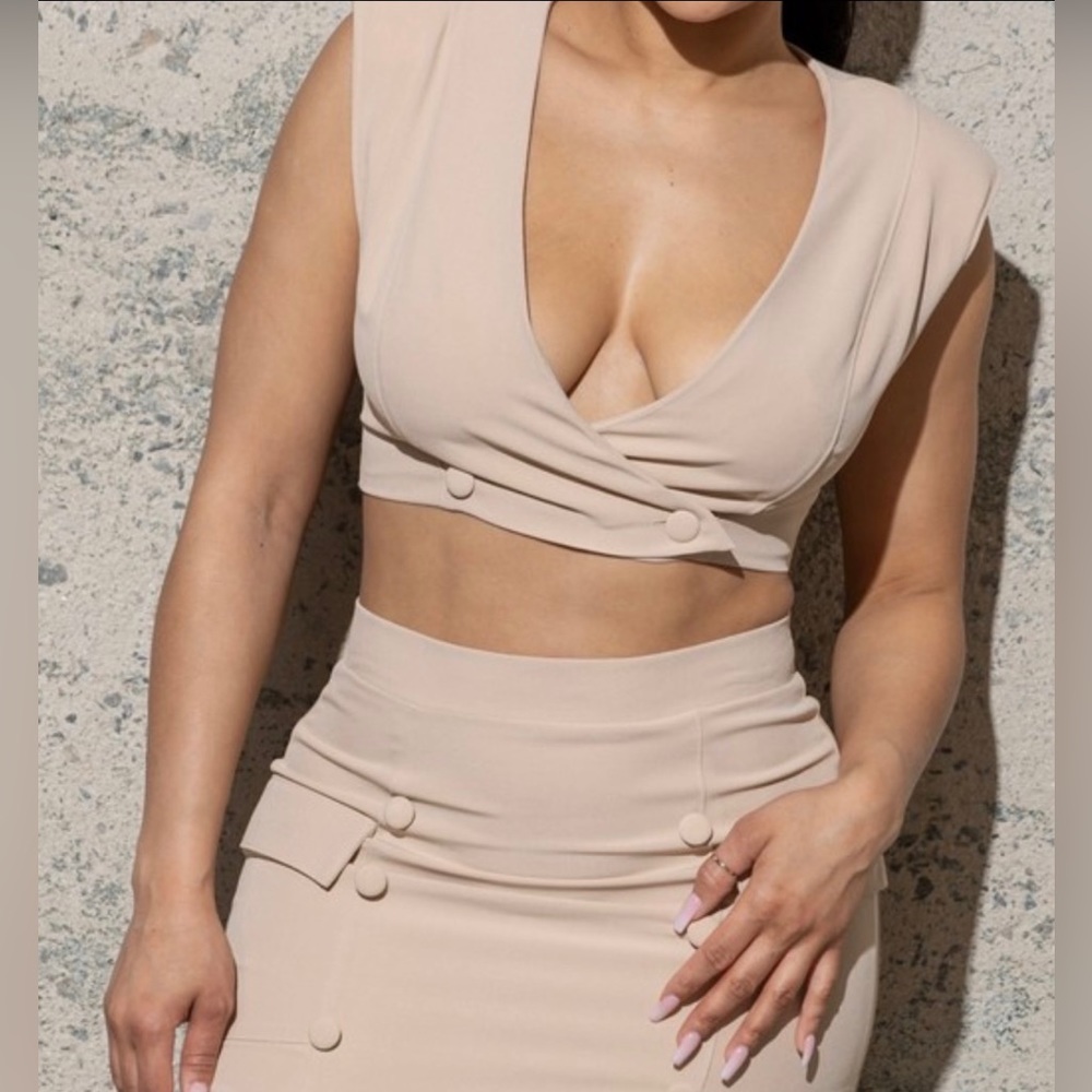 ITH SLEEVELESS TOP AND LONG SKIRT WITH SIDE SLITS